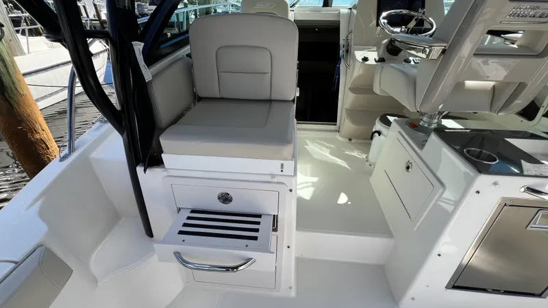 Slide: The Image of Boston Whaler 285 CONQUEST 2024 - 33