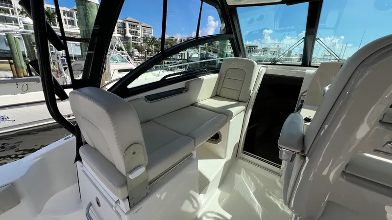 Slide: The Image of Boston Whaler 285 CONQUEST 2024 - 34