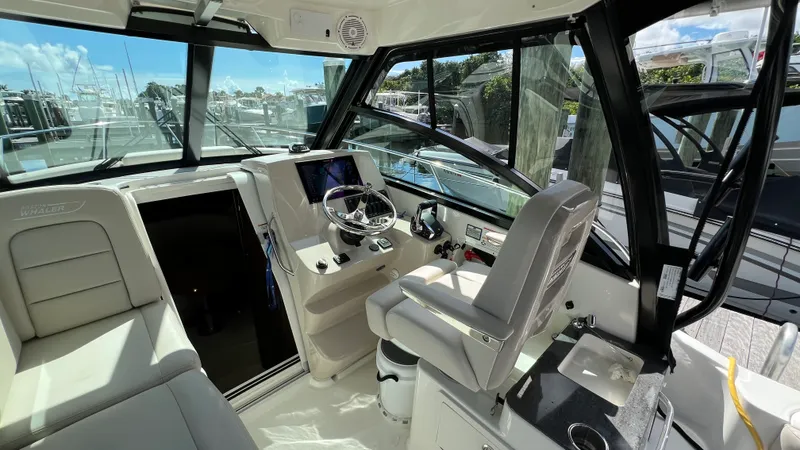 Slide: The Image of Boston Whaler 285 CONQUEST 2024 - 35