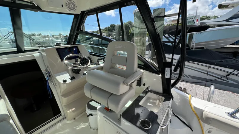 Slide: The Image of Boston Whaler 285 CONQUEST 2024 - 36