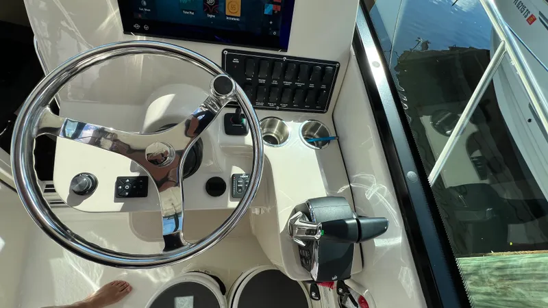 Slide: The Image of Boston Whaler 285 CONQUEST 2024 - 38