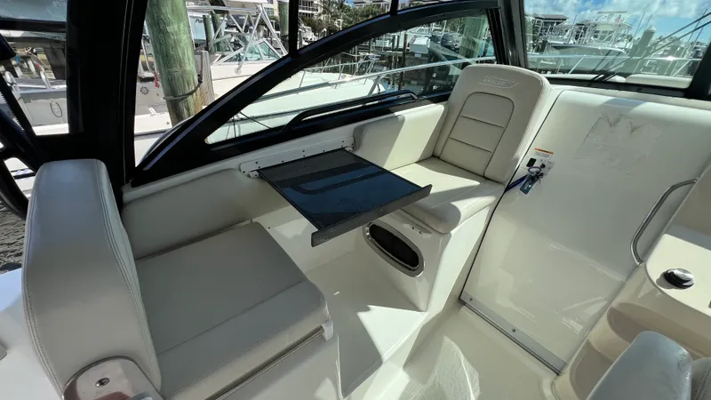 Slide: The Image of Boston Whaler 285 CONQUEST 2024 - 42