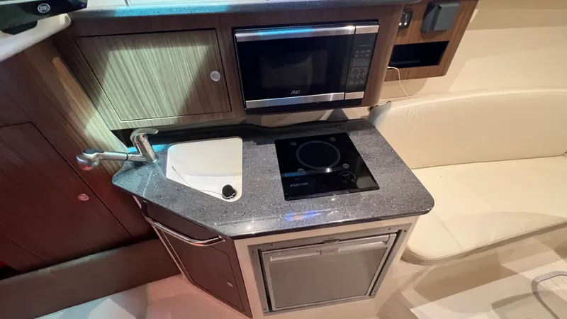 Slide: The Image of Boston Whaler 285 CONQUEST 2024 - 51