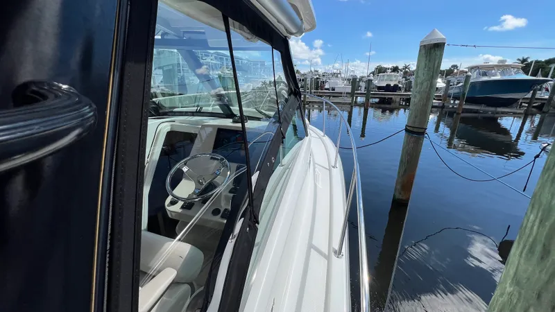 Slide: The Image of Boston Whaler 285 CONQUEST 2024 - 61