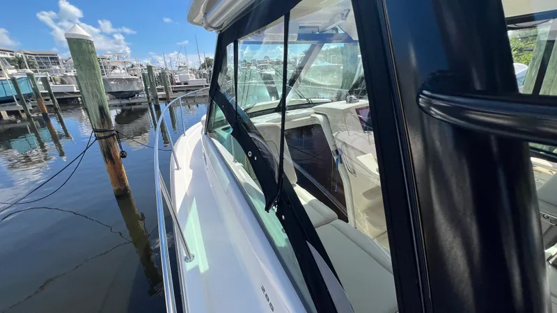 Slide: The Image of Boston Whaler 285 CONQUEST 2024 - 68