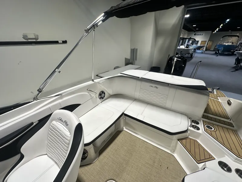 Slide: The Image of Sea Ray 210 SPX OUTBOARD 2023 - 10