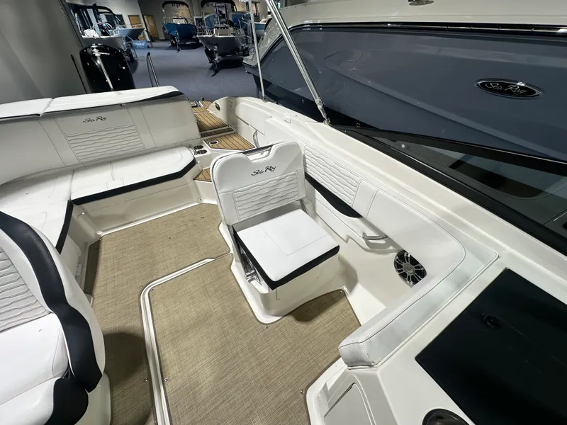 Slide: The Image of Sea Ray 210 SPX OUTBOARD 2023 - 12