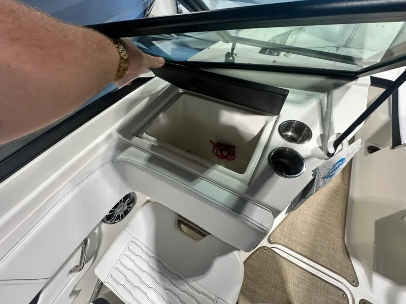 Slide: The Image of Sea Ray 210 SPX OUTBOARD 2023 - 16