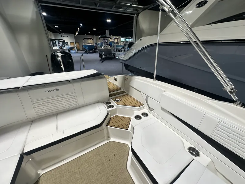Slide: The Image of Sea Ray 210 SPX OUTBOARD 2023 - 17