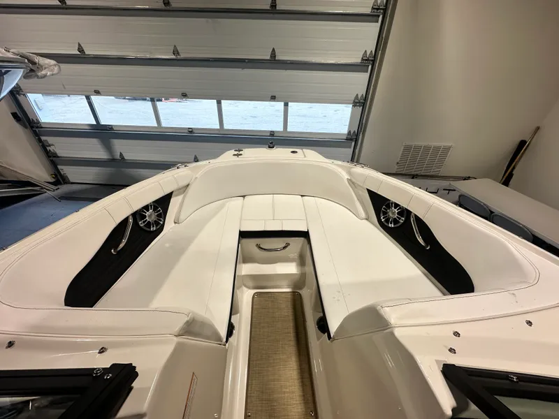 Slide: The Image of Sea Ray 210 SPX OUTBOARD 2023 - 19