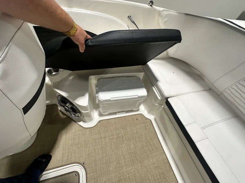 Slide: The Image of Sea Ray 210 SPX OUTBOARD 2023 - 21