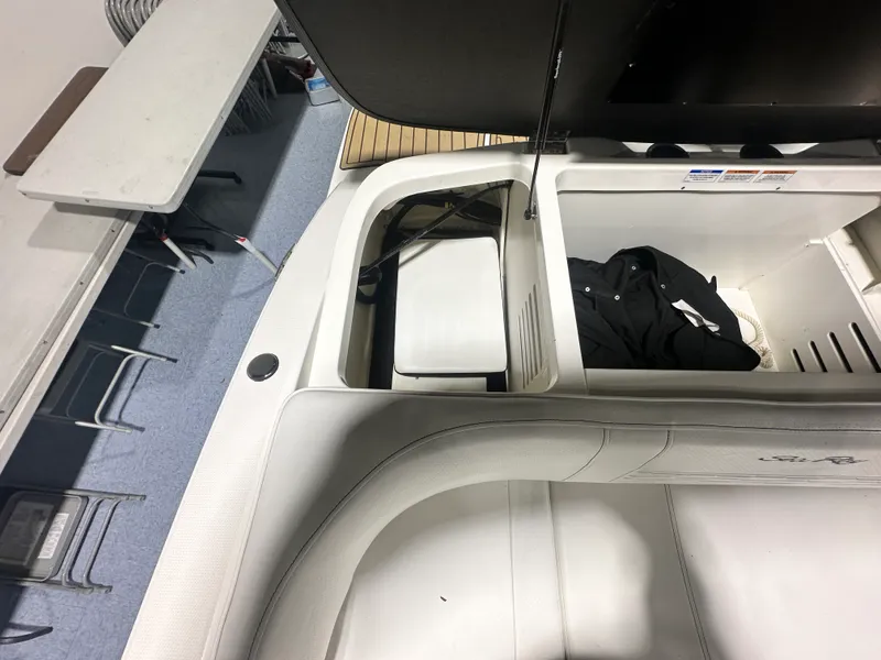 Slide: The Image of Sea Ray 210 SPX OUTBOARD 2023 - 23
