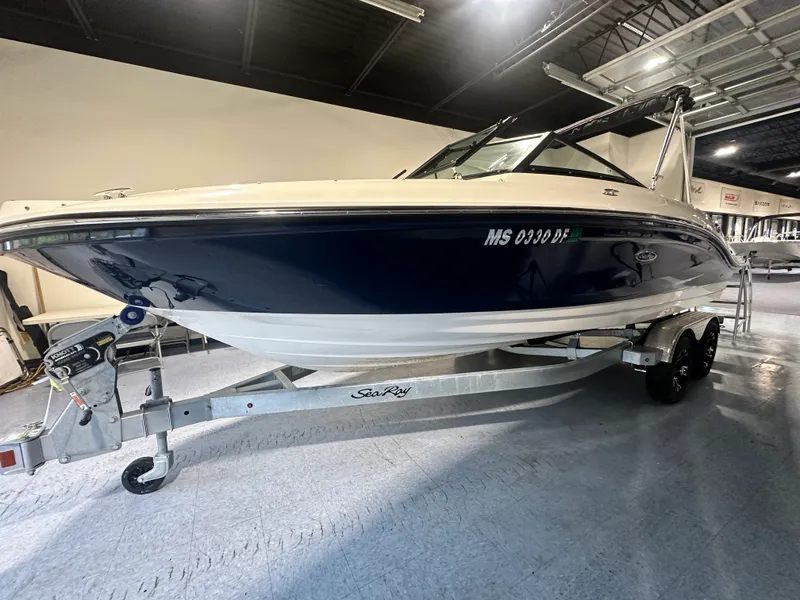 Slide: The Image of Sea Ray 210 SPX OUTBOARD 2023 - 4