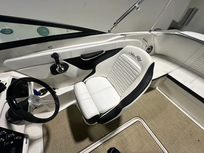Slide: The Image of Sea Ray 210 SPX OUTBOARD 2023 - 8