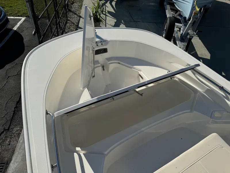 Slide: The Image of Boston Whaler 190 Montauk 2026 - 11