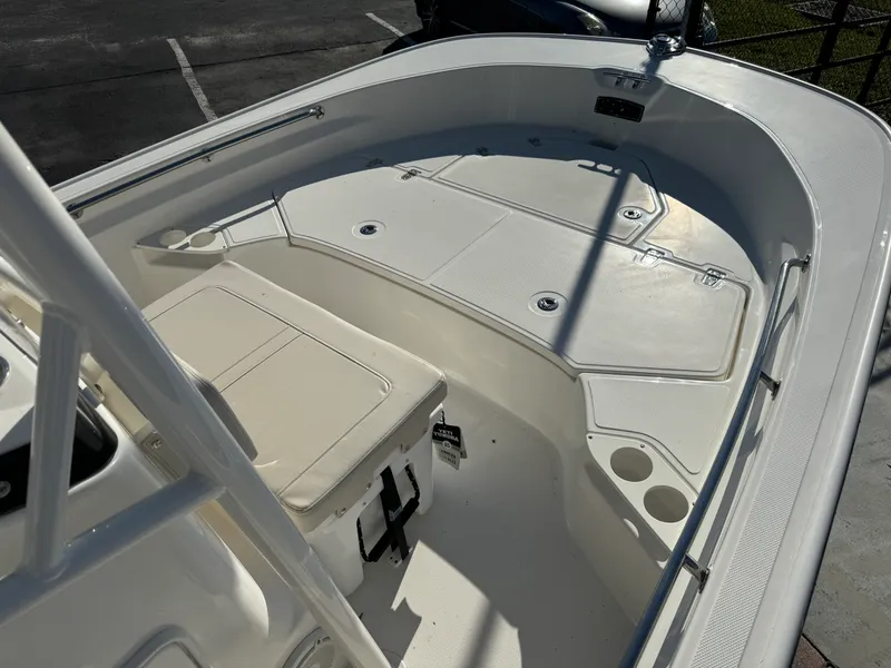 Slide: The Image of Boston Whaler 190 Montauk 2026 - 19