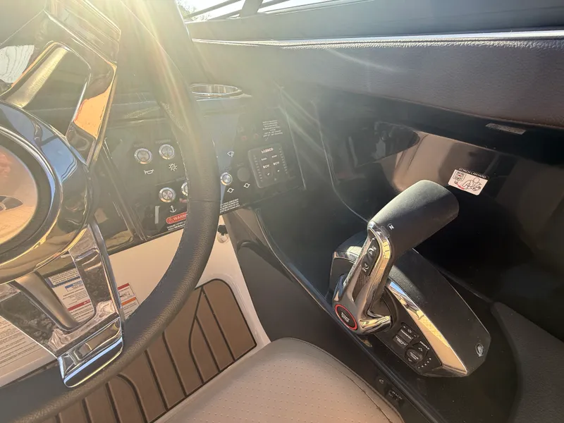 Slide: The Image of Sea Ray SLX 280 2026 - 10