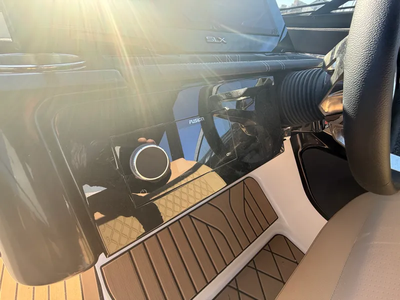 Slide: The Image of Sea Ray SLX 280 2026 - 11