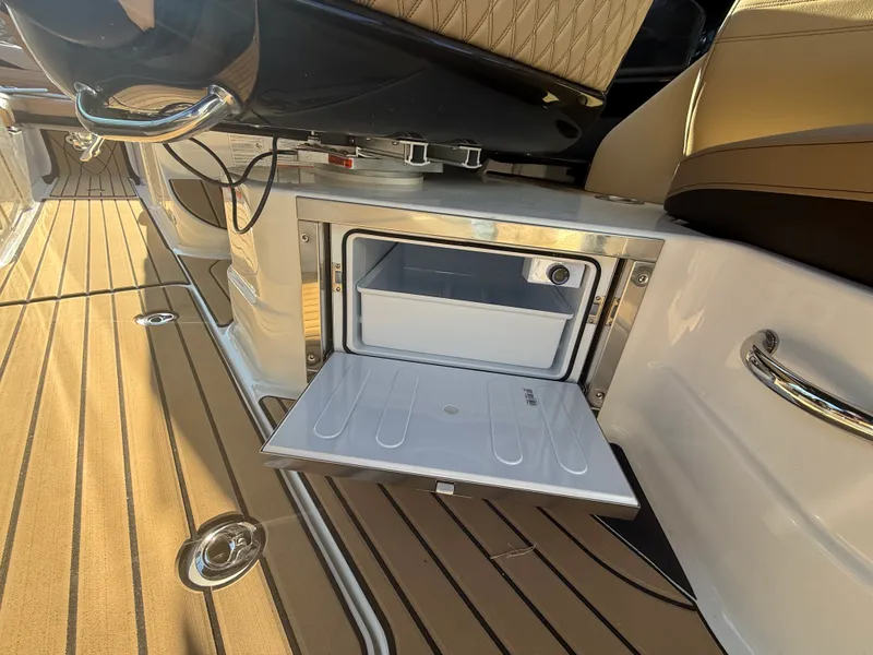 Slide: The Image of Sea Ray SLX 280 2026 - 16