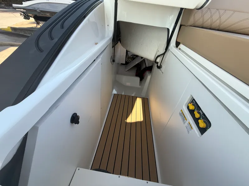 Slide: The Image of Sea Ray SLX 280 2026 - 17