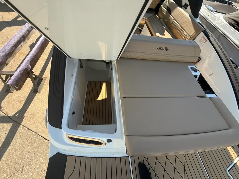 Slide: The Image of Sea Ray SLX 280 2026 - 18