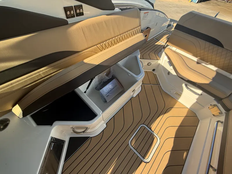 Slide: The Image of Sea Ray SLX 280 2026 - 19