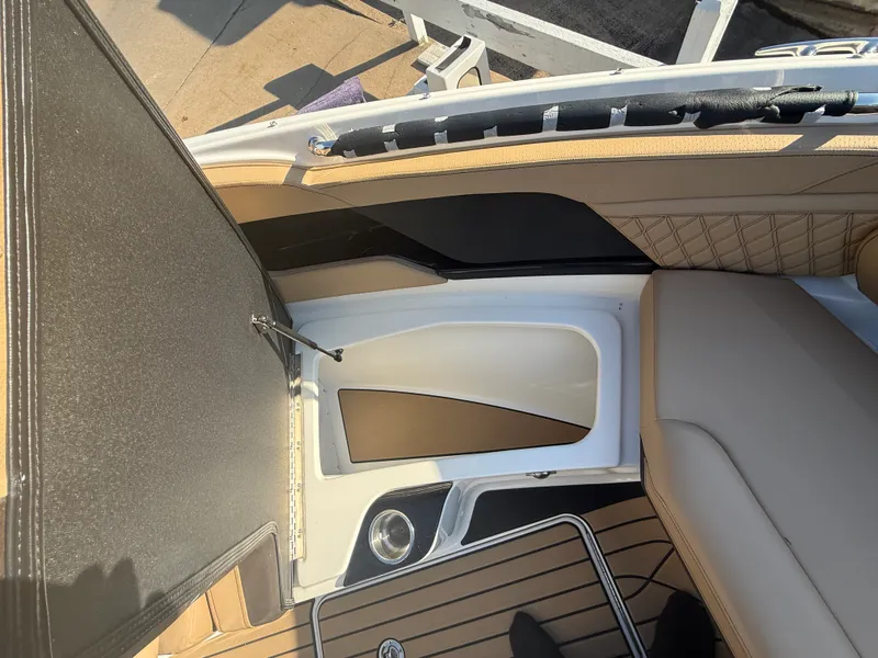 Slide: The Image of Sea Ray SLX 280 2026 - 25