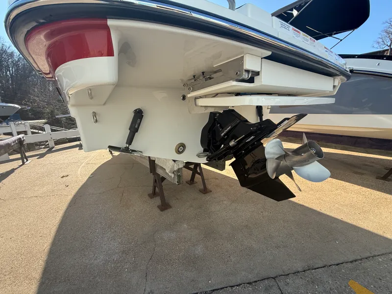 Slide: The Image of Sea Ray SLX 280 2026 - 5