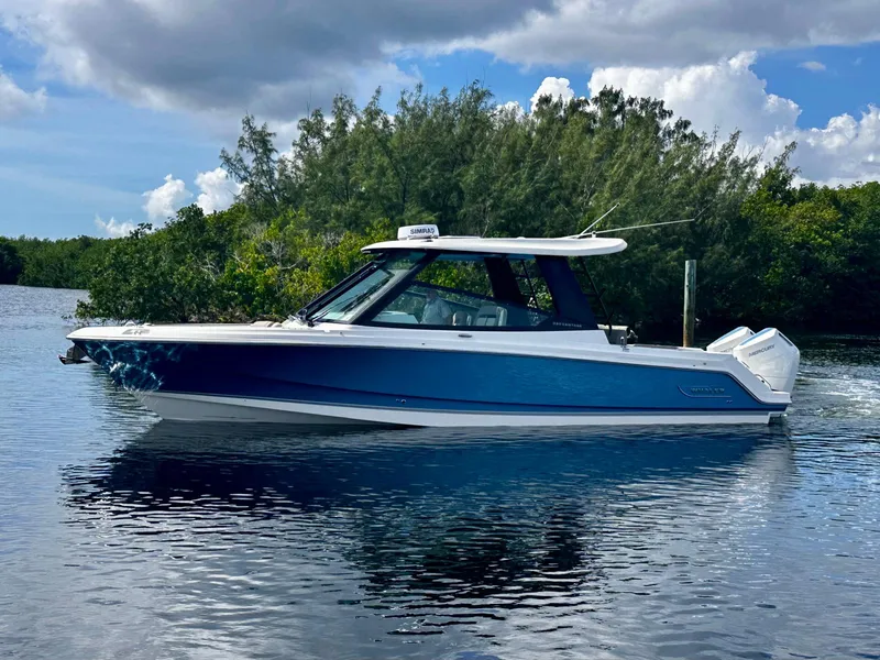 Slide: The Image of Boston Whaler 330 Vantage 2026 - 11