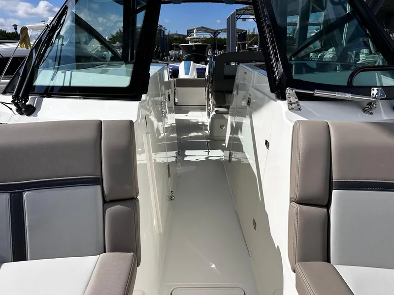 Slide: The Image of Boston Whaler 330 Vantage 2026 - 15