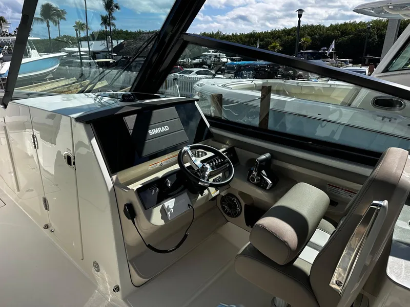 Slide: The Image of Boston Whaler 330 Vantage 2026 - 16