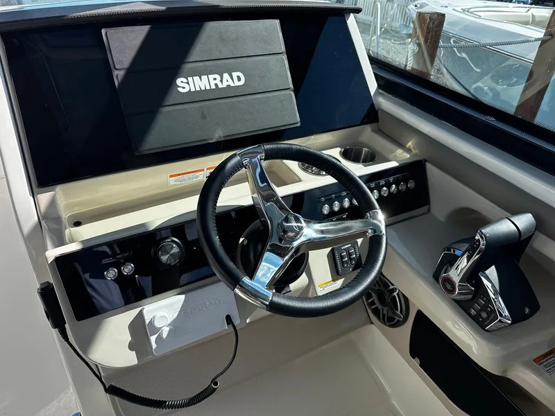 Slide: The Image of Boston Whaler 330 Vantage 2026 - 19