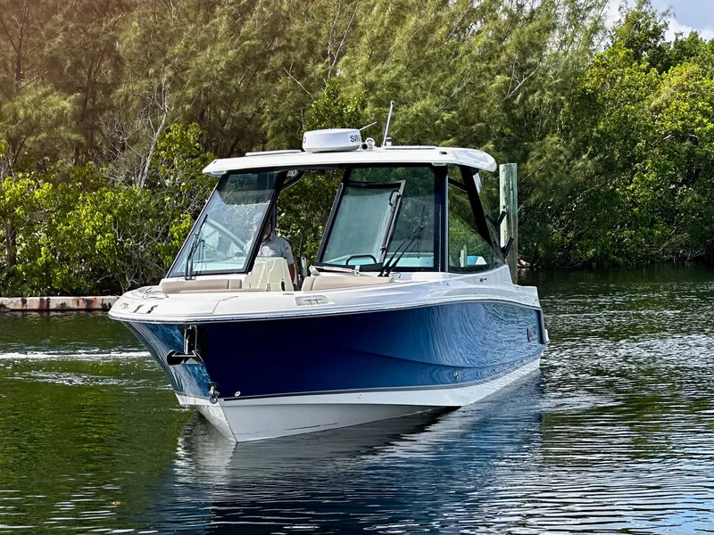 Slide: The Image of Boston Whaler 330 Vantage 2026 - 2