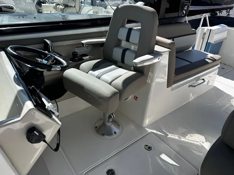 Slide: The Image of Boston Whaler 330 Vantage 2026 - 21