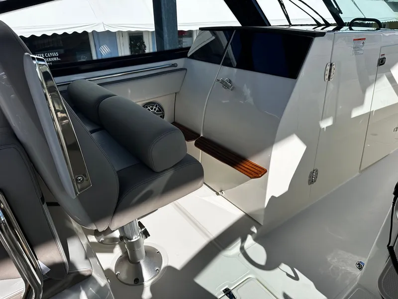 Slide: The Image of Boston Whaler 330 Vantage 2026 - 22
