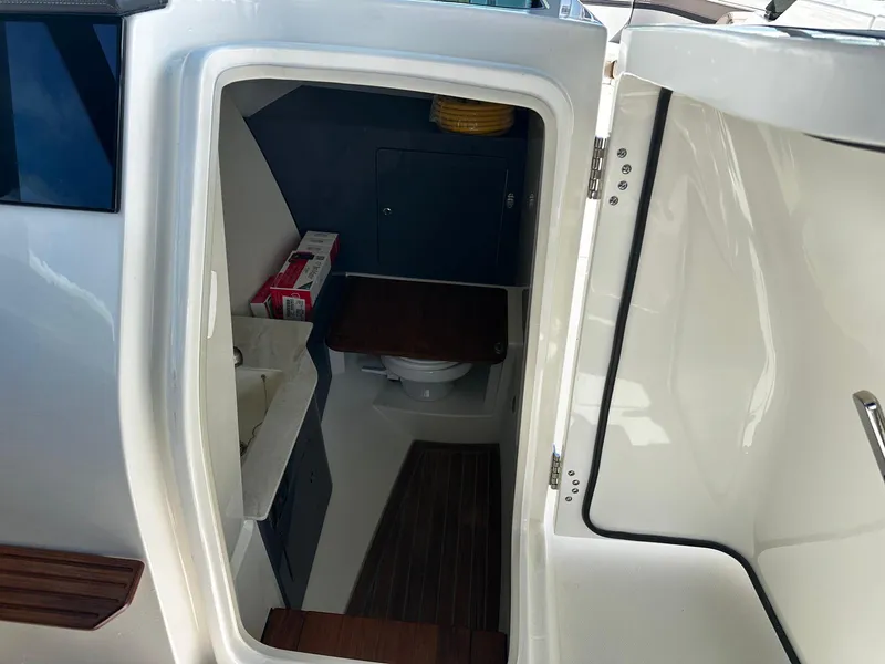 Slide: The Image of Boston Whaler 330 Vantage 2026 - 23
