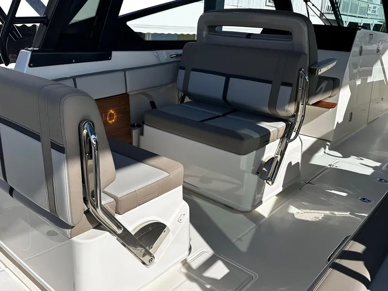 Slide: The Image of Boston Whaler 330 Vantage 2026 - 26