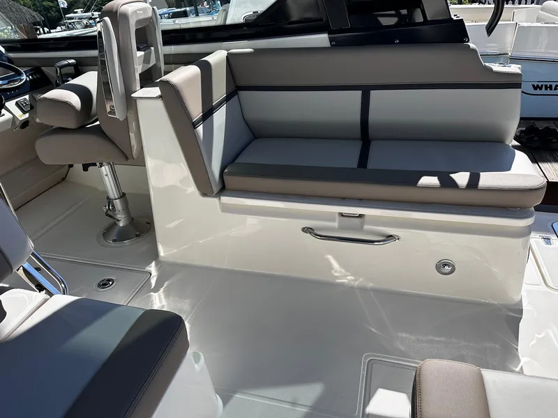Slide: The Image of Boston Whaler 330 Vantage 2026 - 29