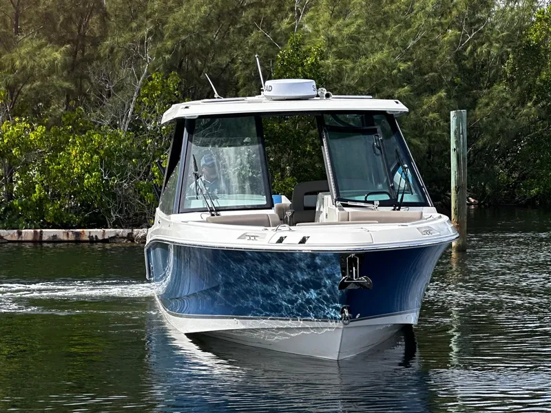 Slide: The Image of Boston Whaler 330 Vantage 2026 - 3
