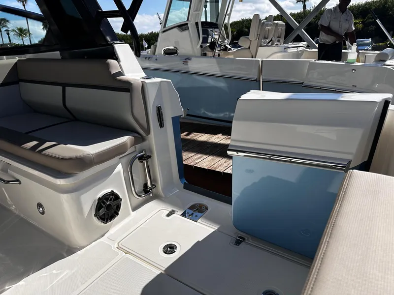 Slide: The Image of Boston Whaler 330 Vantage 2026 - 31