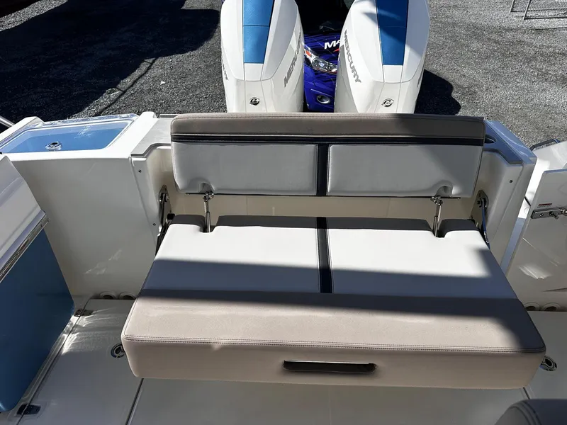 Slide: The Image of Boston Whaler 330 Vantage 2026 - 32