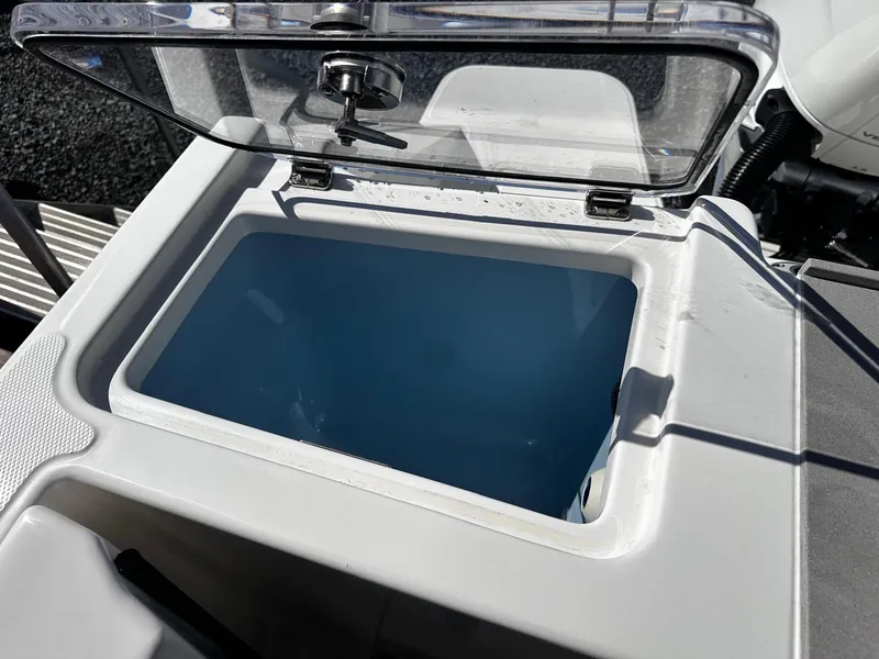 Slide: The Image of Boston Whaler 330 Vantage 2026 - 35