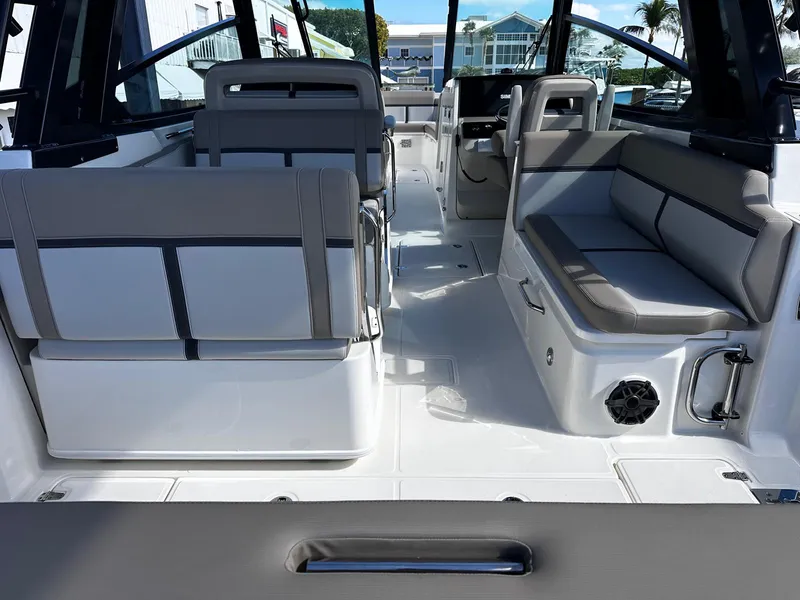 Slide: The Image of Boston Whaler 330 Vantage 2026 - 36