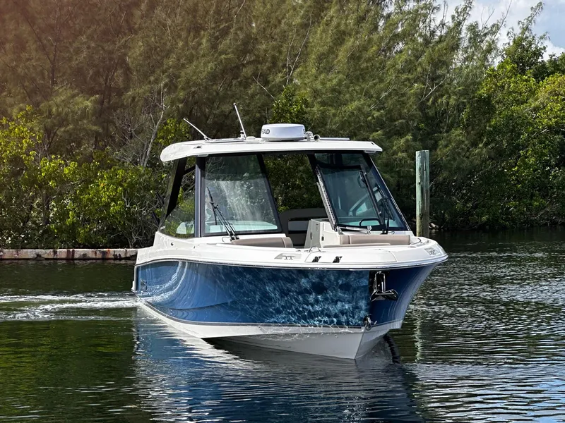 Slide: The Image of Boston Whaler 330 Vantage 2026 - 4