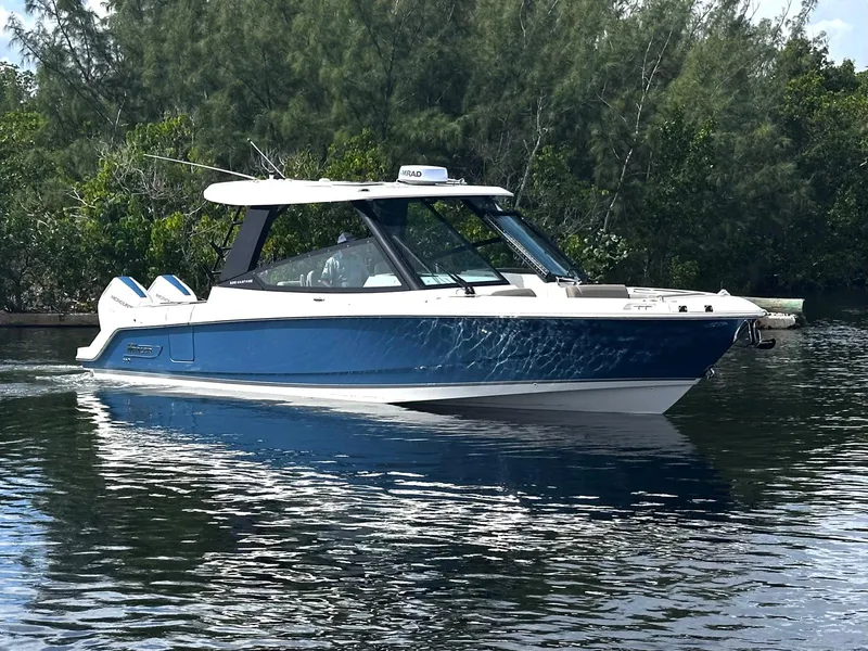 Slide: The Image of Boston Whaler 330 Vantage 2026 - 5