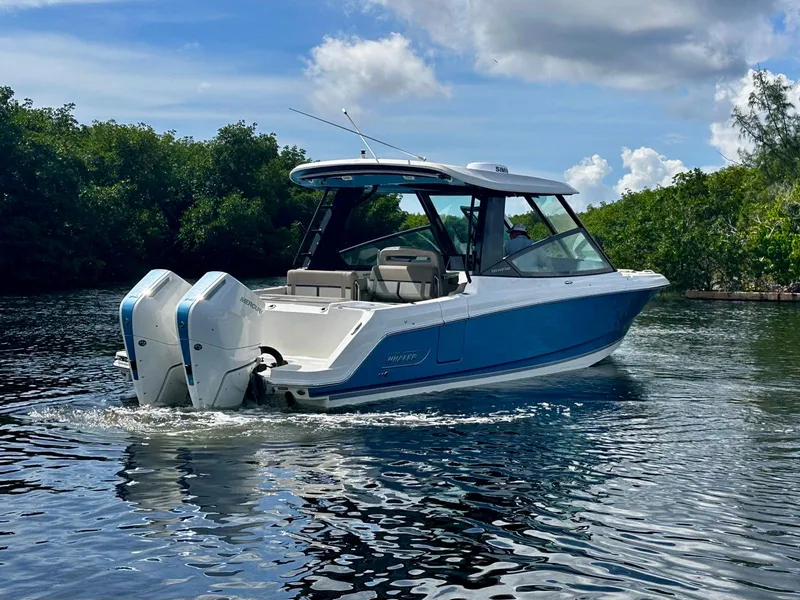 Slide: The Image of Boston Whaler 330 Vantage 2026 - 7