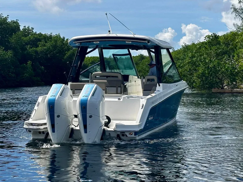 Slide: The Image of Boston Whaler 330 Vantage 2026 - 8