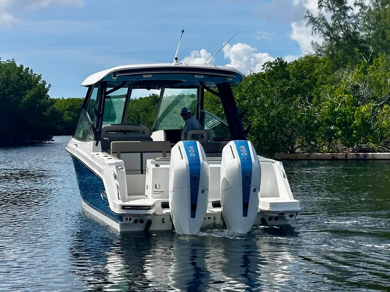 Slide: The Image of Boston Whaler 330 Vantage 2026 - 9