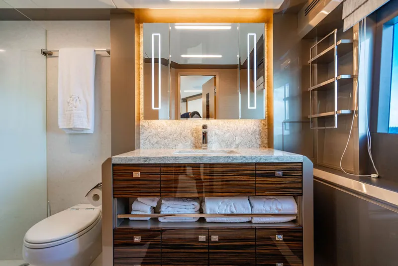 Slide: The Image of Ocean Alexander 84 R 2020 - 28