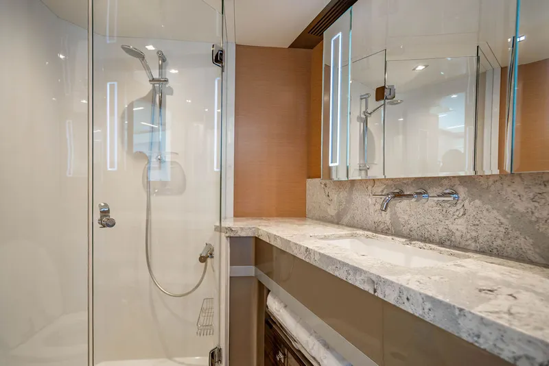 Slide: The Image of Ocean Alexander 84 R 2020 - 39